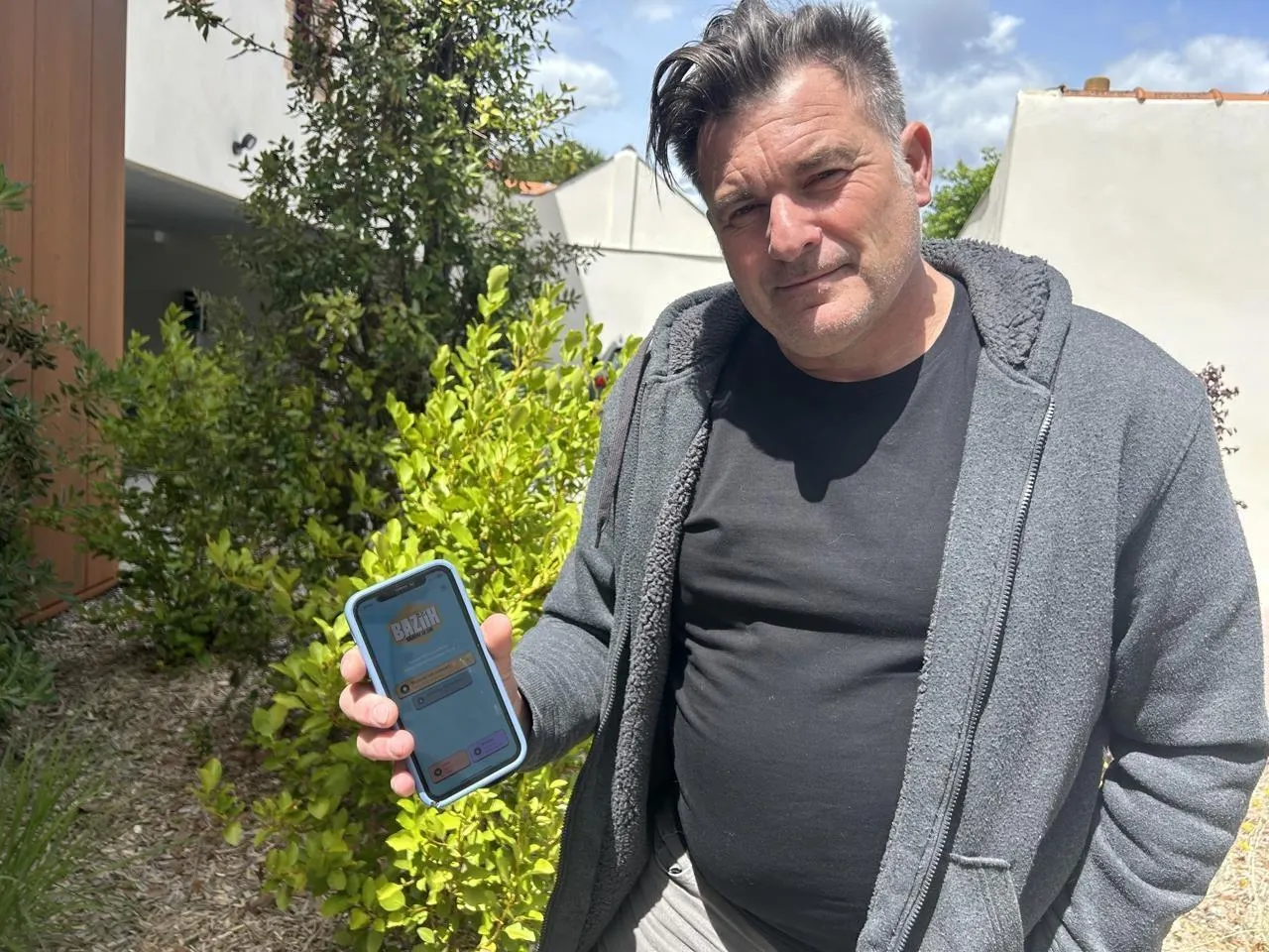 Fabrice et Kéwan Bernier présentant l'application Baziik - Ouest-France